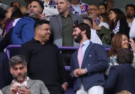 García-Gallardo habla con Ronaldo en el palco de Zorrilla.