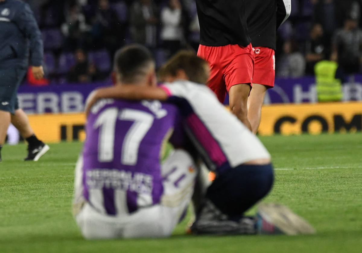 Un niño consuela a Roque Mesa tras el descenso del Valladolid.