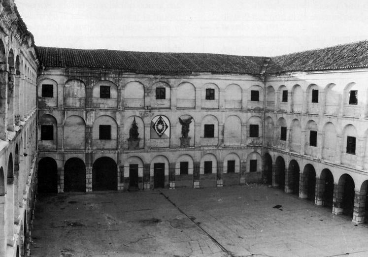Imagen principal - Arriba, el patio de la Hospedería, utilizado como cuartel. Debajo, a la izquierda, el Patio Herreriano entre 1900 y 1902. A la derecha, la iglesia de San Benito a principios del siglo XX.