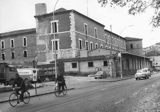 Esquina del Monasterio de San Benito vista desde la plaza de Poniente en 1969.