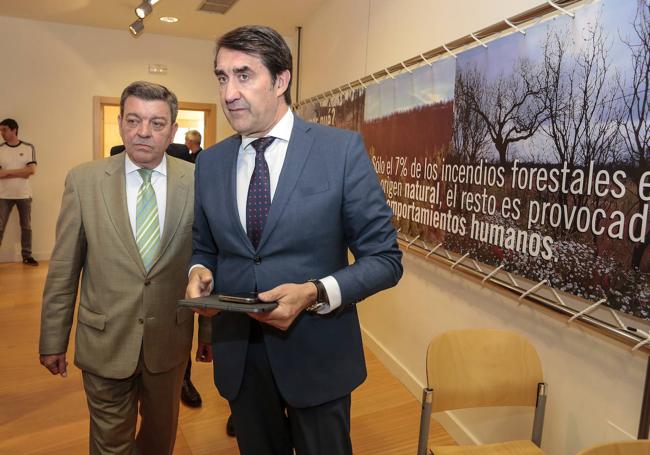El consejero Suárez-Quiñones y su compañero de Presidencia, González Gago, en León, durante la reunión sobre incendios que mantuvieron con los delegados territoriales este martes.
