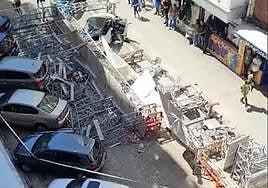 El andamio ha caído y ha dañado coches y, afortunadamente, no había nadie en la terraza del bar.