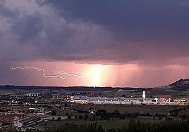 Tormenta al oeste de Valladolid, vista desde Parquesol.