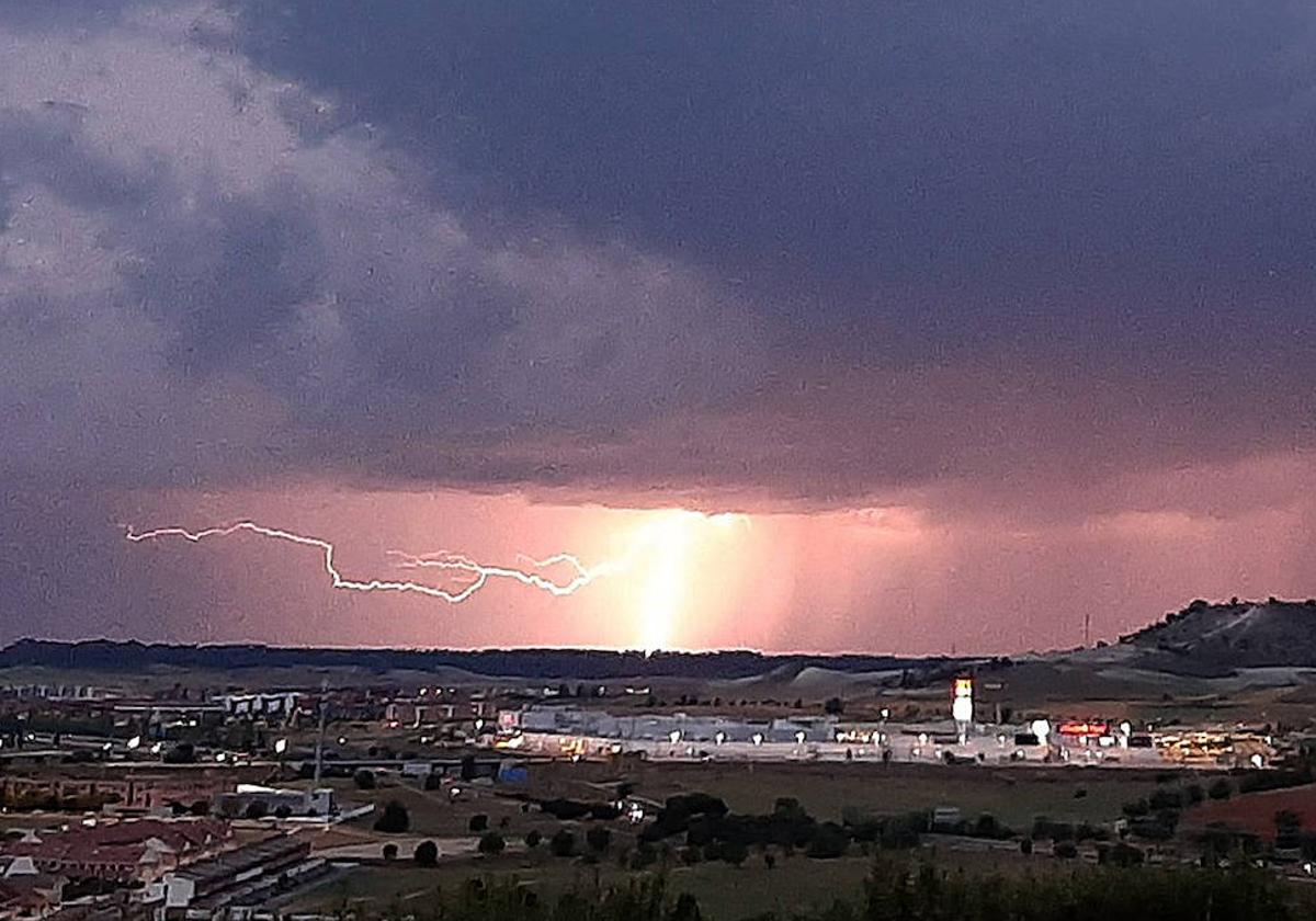 Tormenta al oeste de Valladolid, vista desde Parquesol.