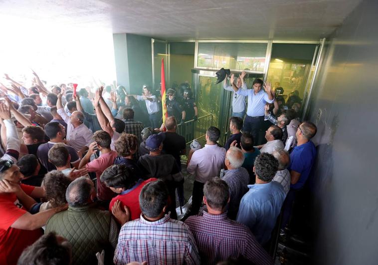 Los ganaderos, a las puertas del Servicio Territorial de Agricultura en Salamanca.