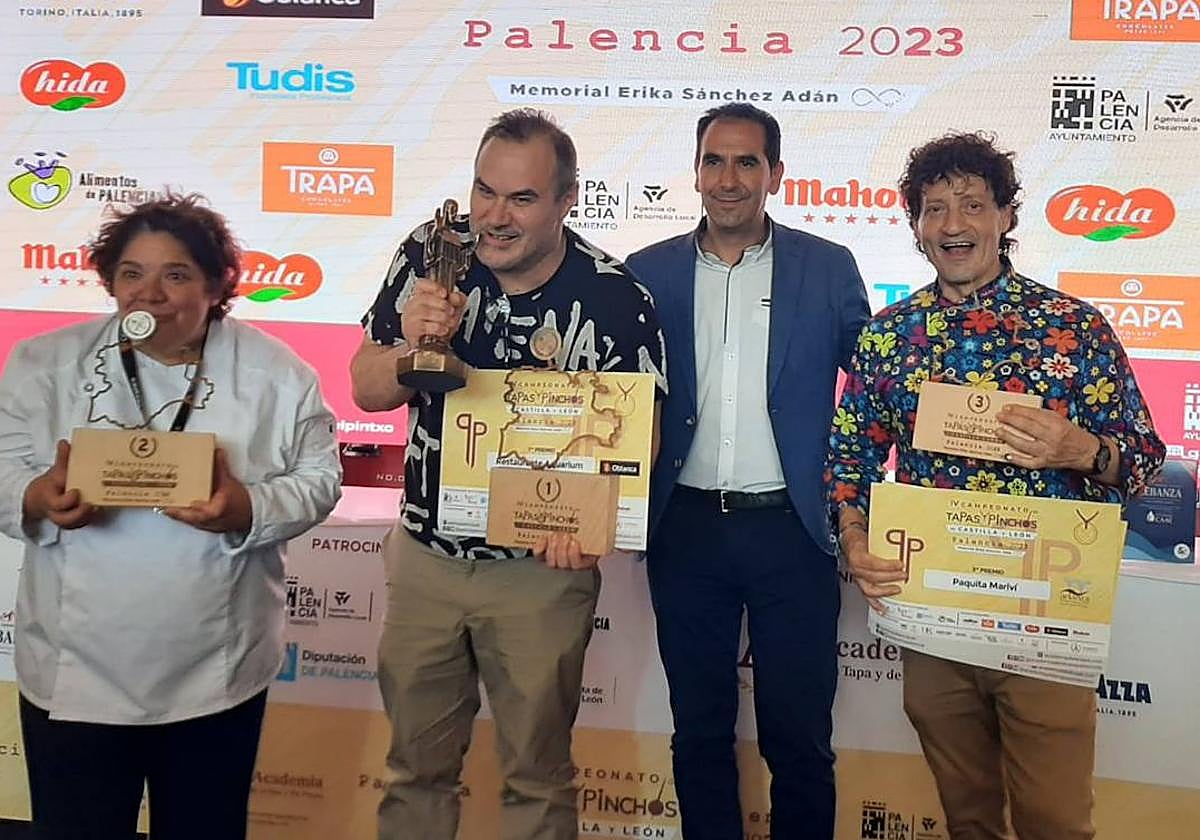 El alcalde de Palencia, con los cocineros ganadores.