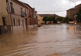 Tromba de agua que este lunes anegó la pequeña localidad de Villacid de Campos.