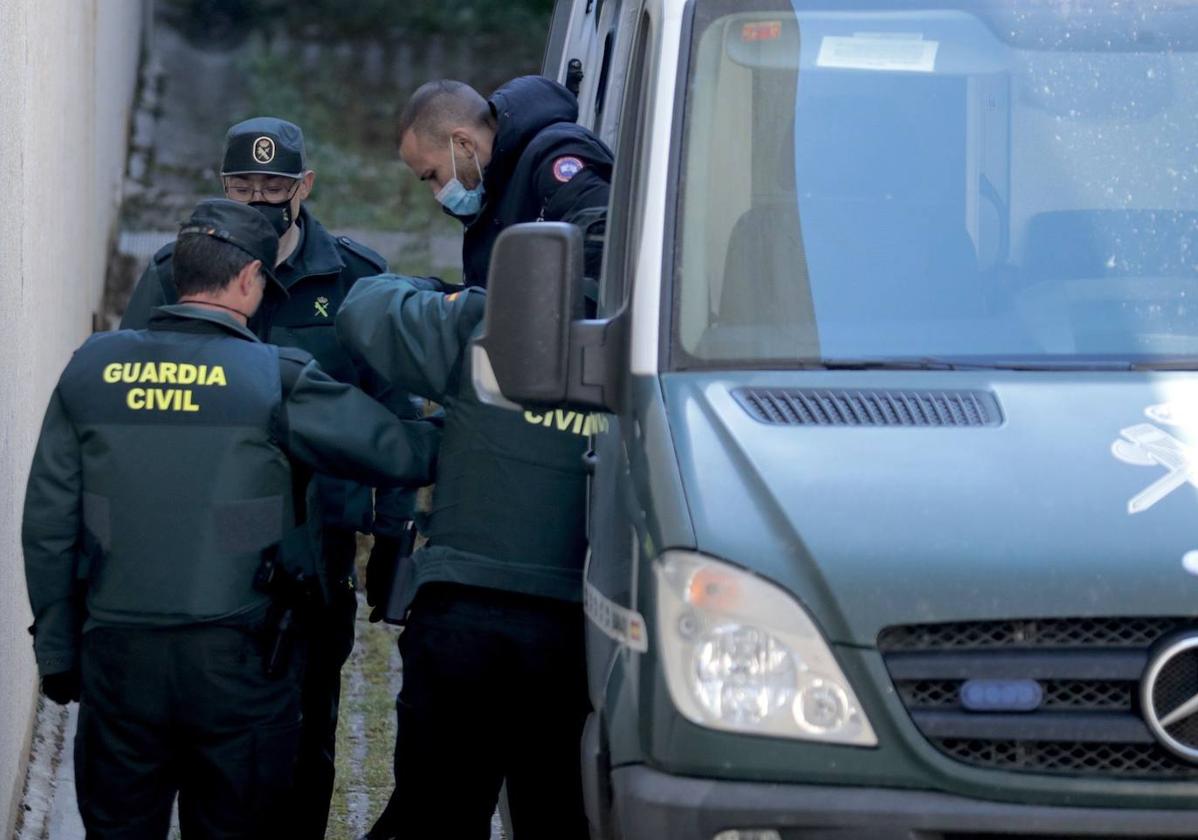 Iván S. B. llega custodiado al Juzgado de Cervera el 18 de abril de 2021.