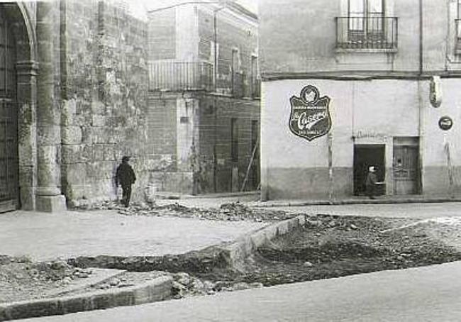 Plazoleta de la calle San Martín en los años 70, con la bodega de Román Caballero y la entrada a la calle de los Moros.