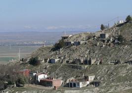 Barrio de bodegas excavadas en las laderas del mirador de Autilla del Pino.