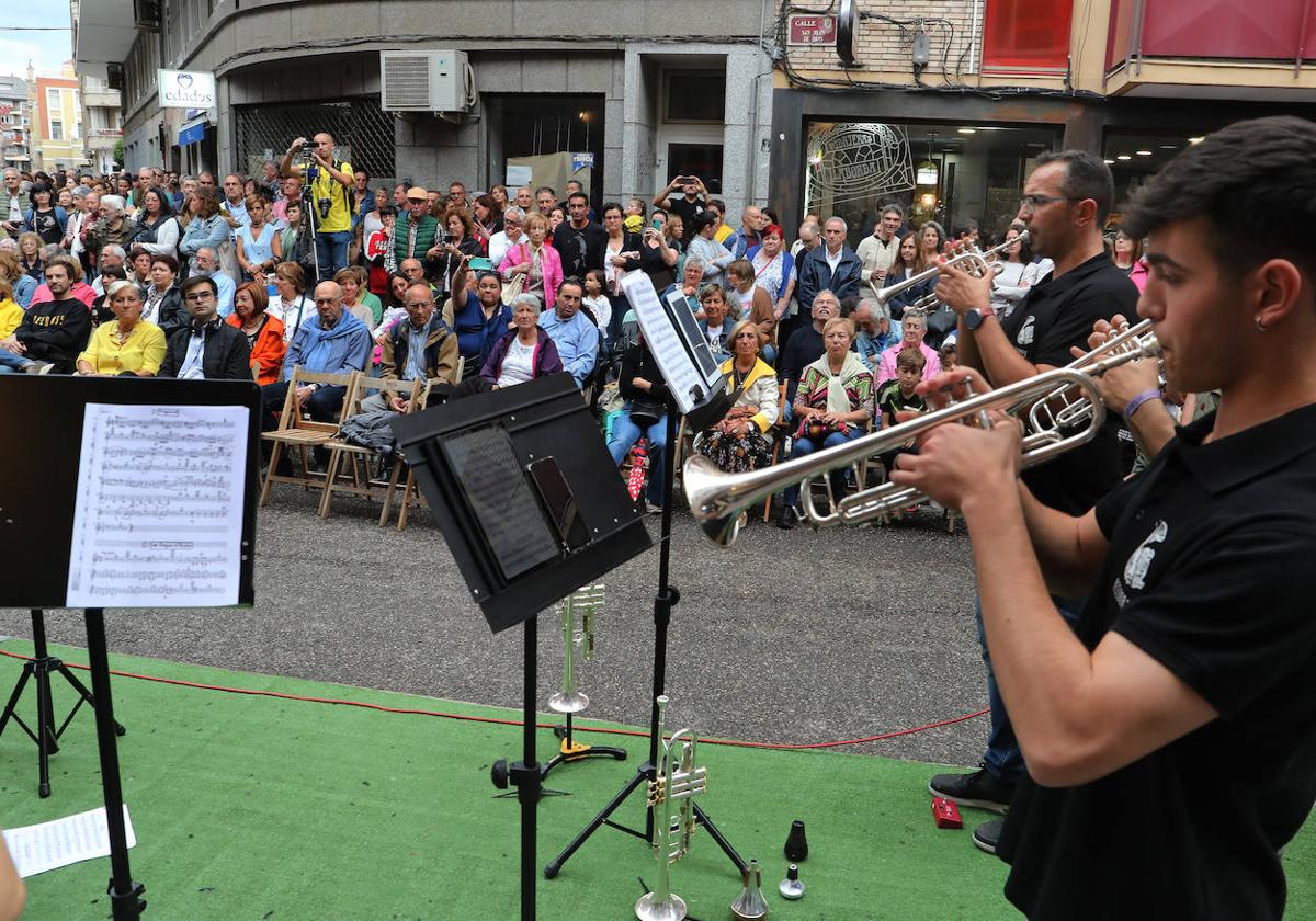 Actuación de la banda BeeBrass en la fachada del Universonoro.