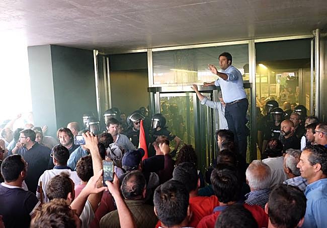 Intento de asalto a la delegación de la Junta en Salamanca por una parte de los ganaderos que se concentraban ante el edificio.