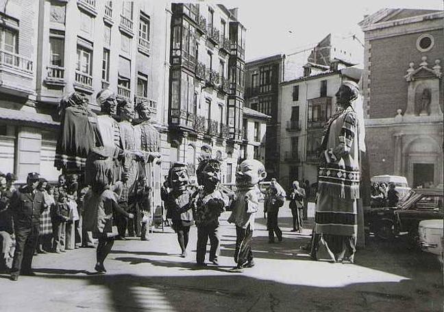 Gigantes y cabezudos en la plaza del Salvador en 1960.