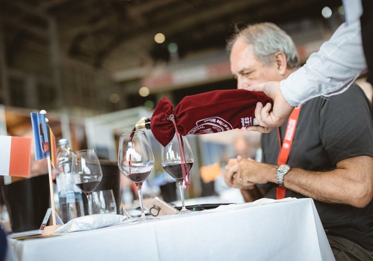 Un miembro del jurado examina los vinos a concurso.