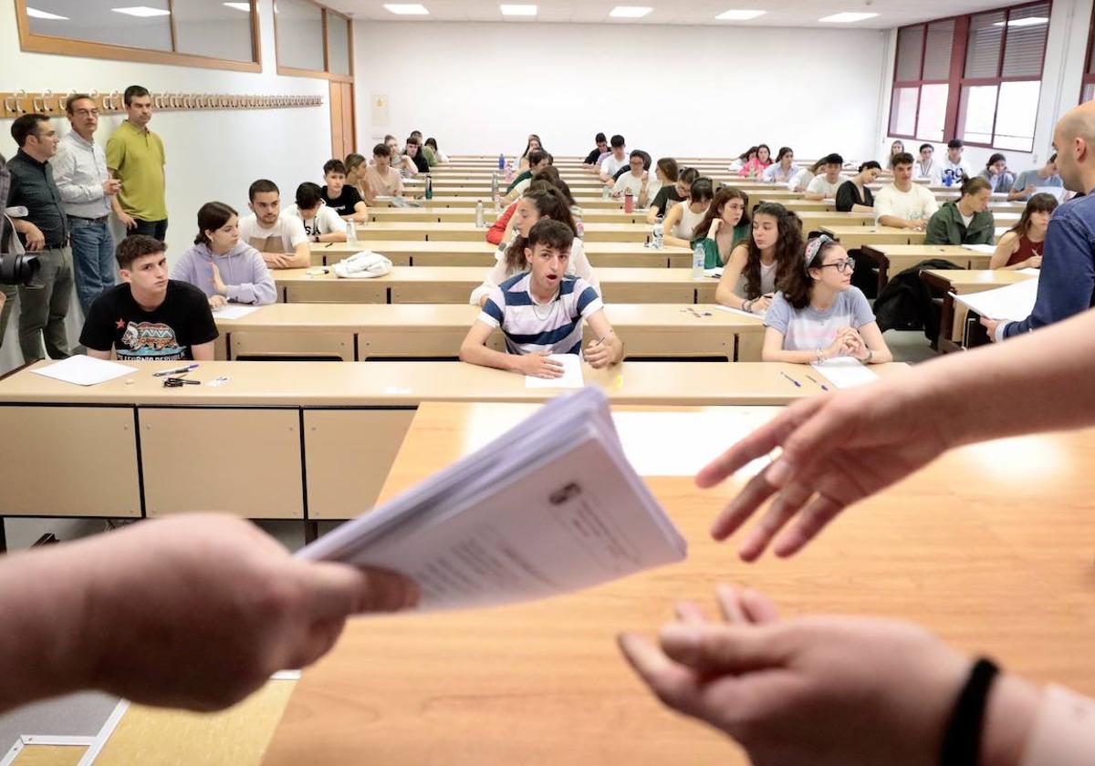 Varios estudiantes, en el Aulario de la Universidad de Valladolid, antes de realizar la prueba de la EBAU.