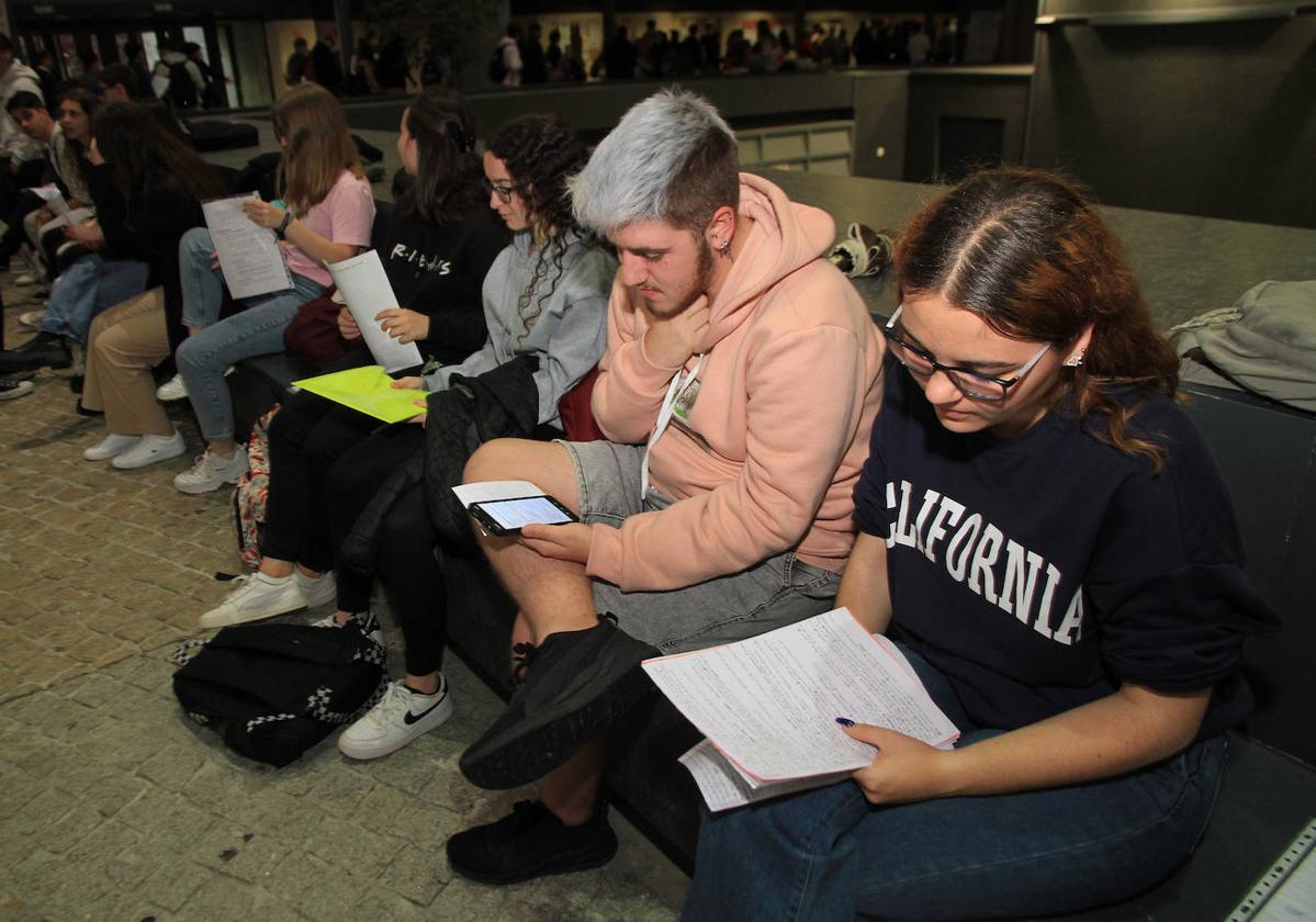 Jóvenes repasan los apuntes instantes previos del comienzo del examen de Literatura.