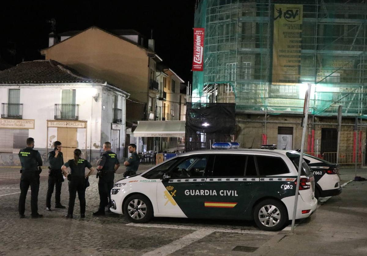 Agentes de la Guardia Civil, en la plaza de El Espinar, esta madrugada.