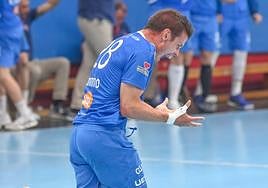 Miguel Camino celebra un gol con rabia frente al Sinfín.