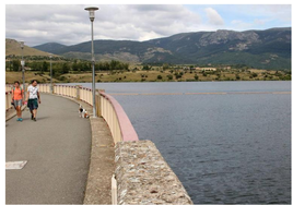 Una pareja pasea sobre la presa del Pontón Alto, este pasado lunes, en la provincia de Segovia