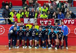 La plantilla del Valladolid Tierno Galván de fútbol sala junto a su afición.