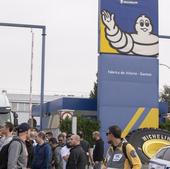 El rechazo de CCOO y UGT a la oferta salarial agrava el conflicto en Michelin