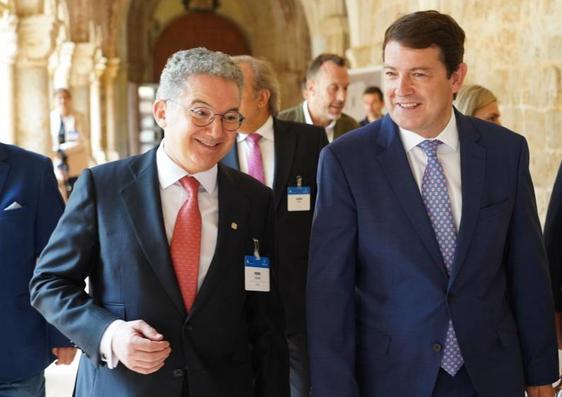 El presidente de la Junta de Castilla y León, Alfonso Fernández Mañueco, participa en el 9º Congreso de Empresa Familiar de Castilla y León junto a su presidente, Pedro Palomo.