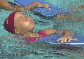 Unos niños reciben clases de natación.