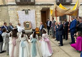 Niños de comunión durante la procesión que se mantiene el jueves