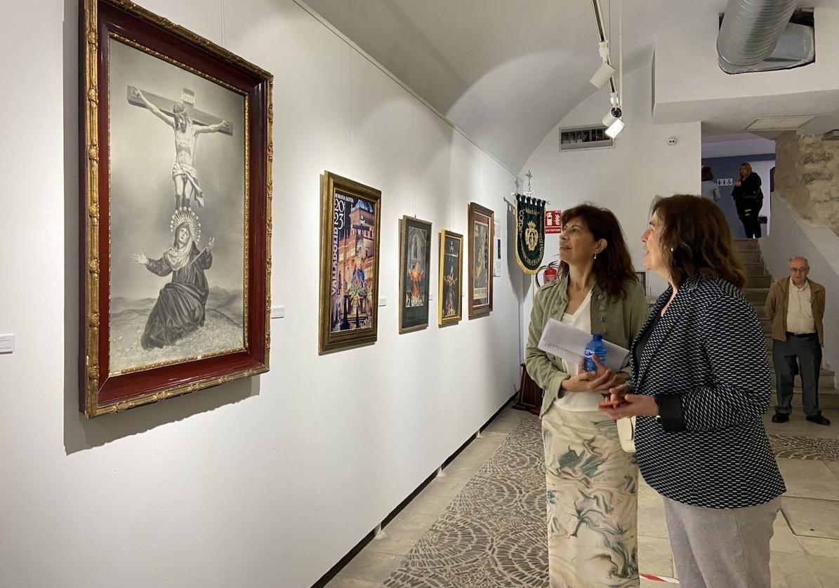 La concejala Ana Redondo y la alcalde de la cofradía, María José Fernández, contemplan la exposición.