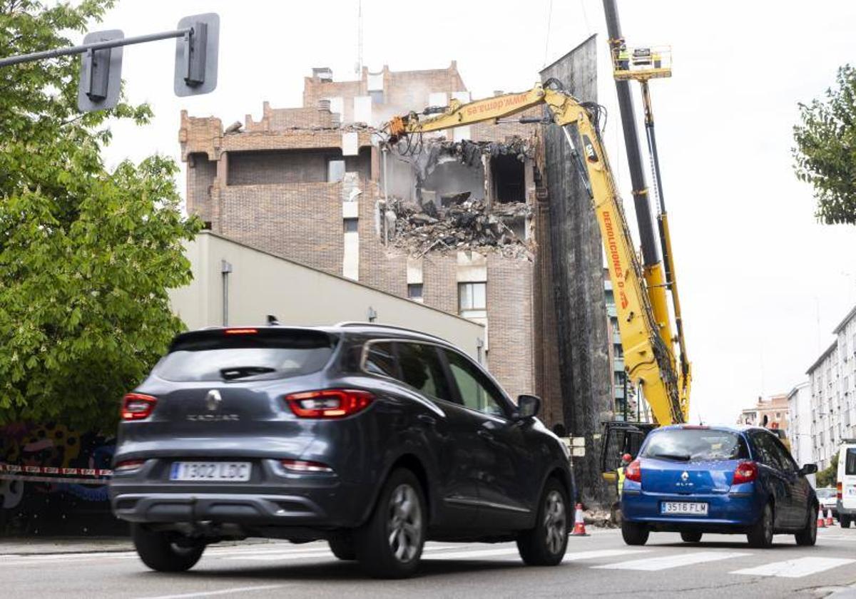 Trabajos de demolición en la Rondilla de Santa Teresa (ya concluidos), donde se está construyendo un bloque de pisos.