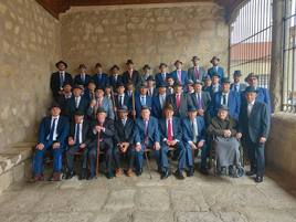 Hermanos de la Cofradía del Santísimo Sacramento y de la Misericordia con sus sombreros de ala ancha.