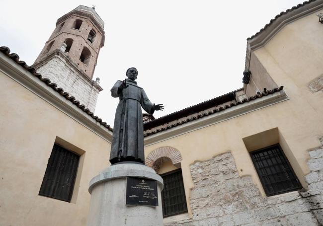 La estatua de San Pedro Regalado.