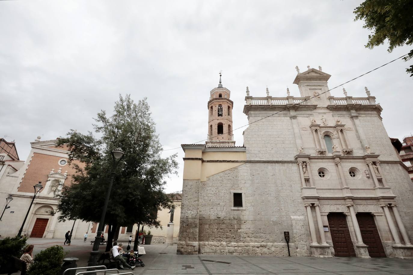 Un paseo en imágenes por la plaza del Salvador