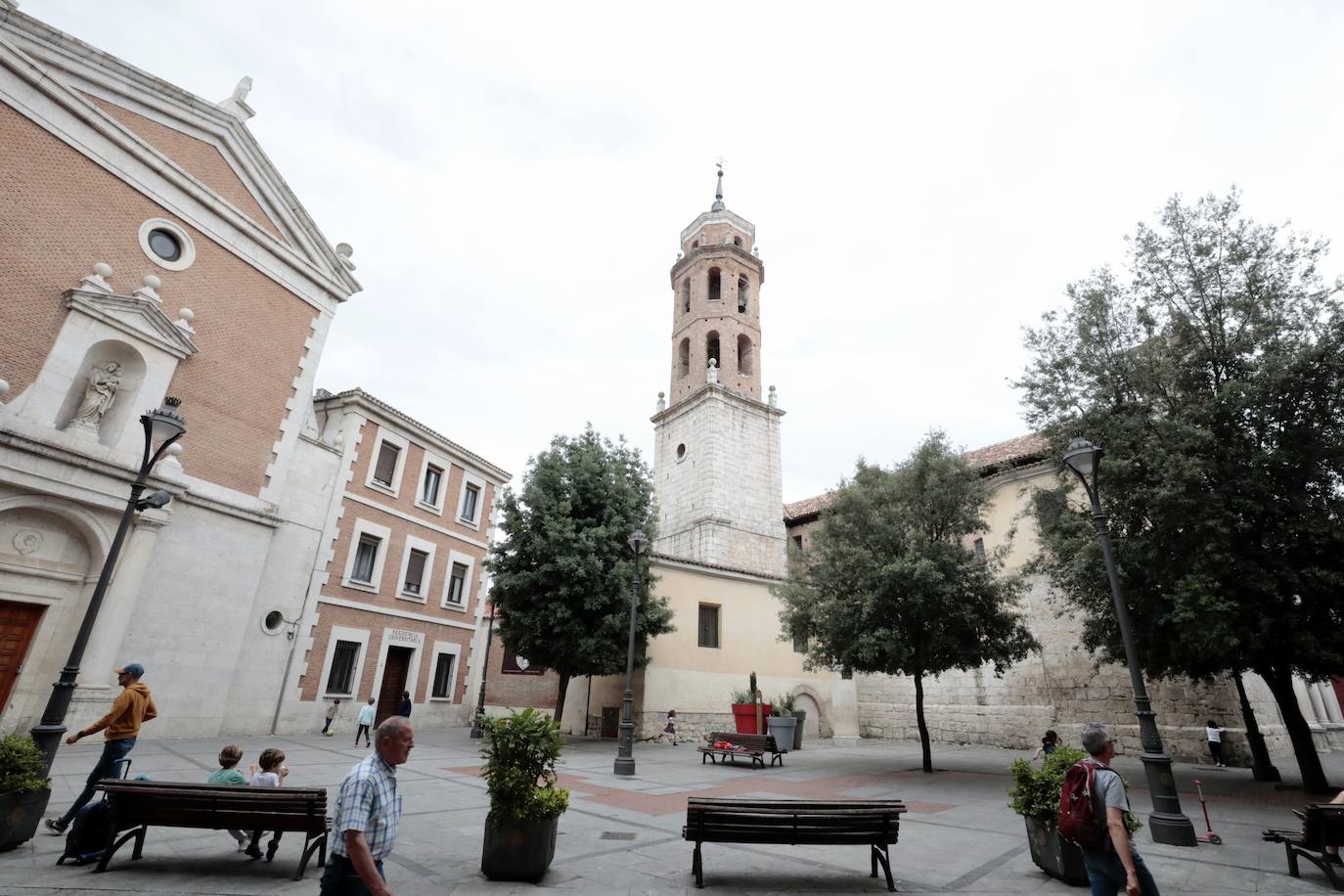 Un paseo en imágenes por la plaza del Salvador