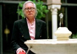 El escritor Francisco Umbral en el patio de un hotel sevillano en 1997.