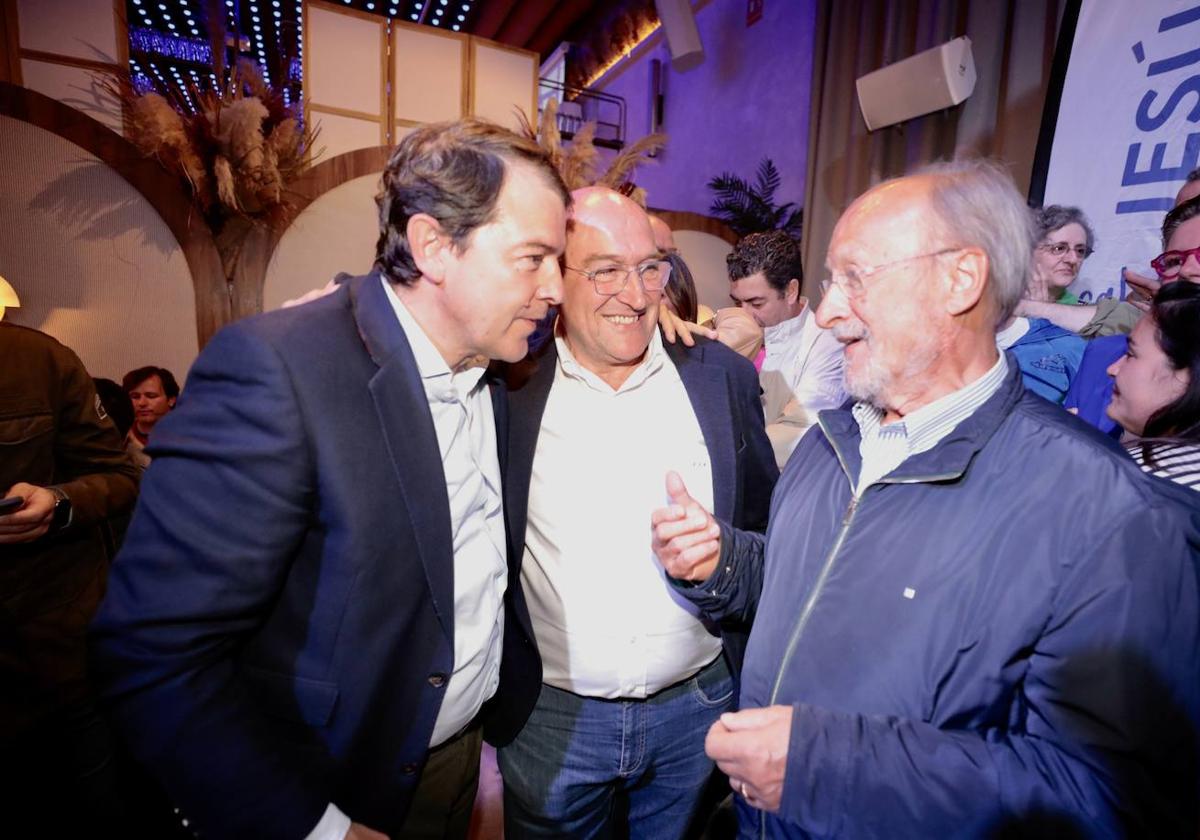 Alfonso Fernández Mañueco y Jesús Julio Carnero charlan con Javier León de la Riva en la noche electoral del 28M.