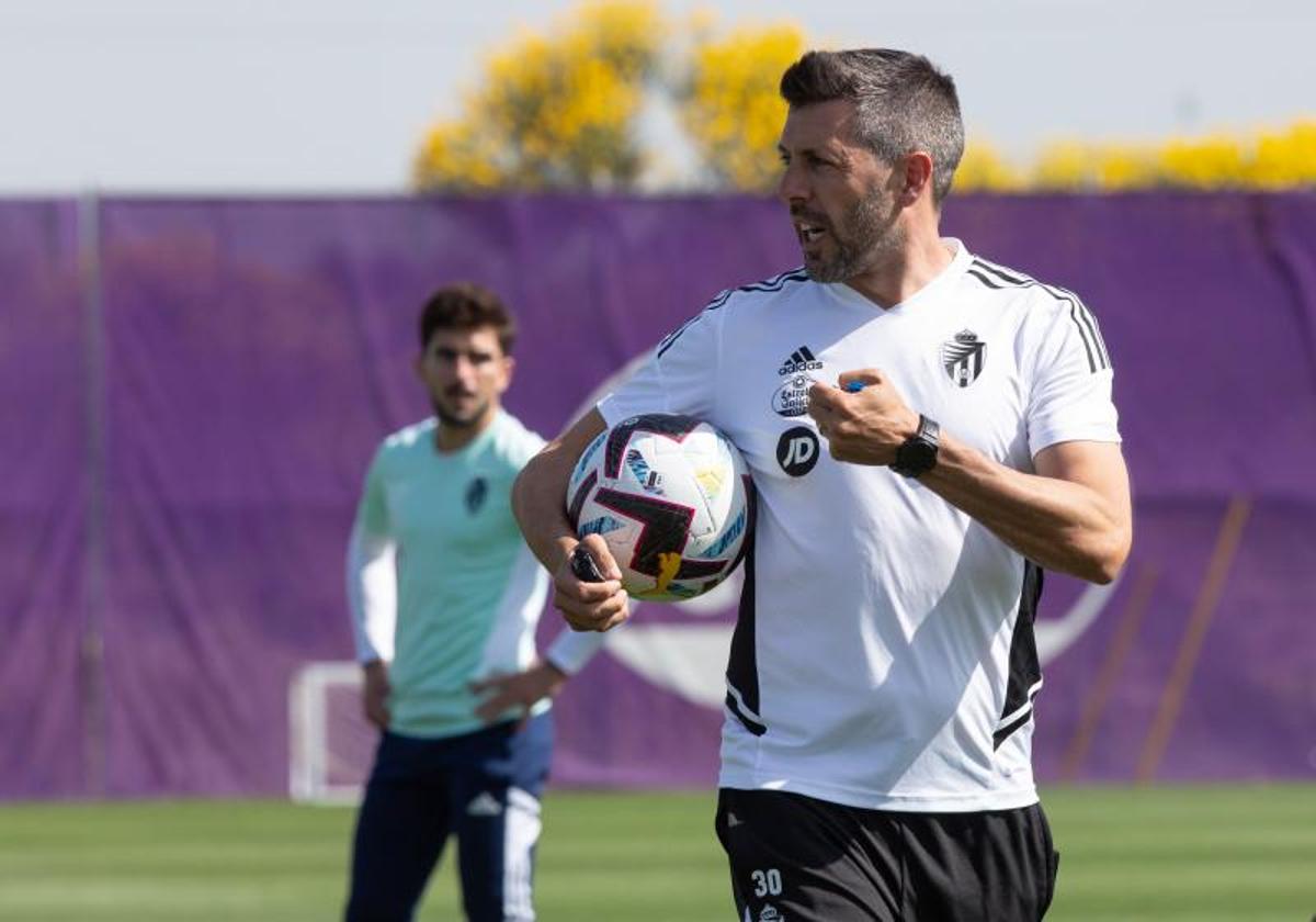 Paulo Pezzolano, durante un entrenamiento reciente con el Real Valladolid