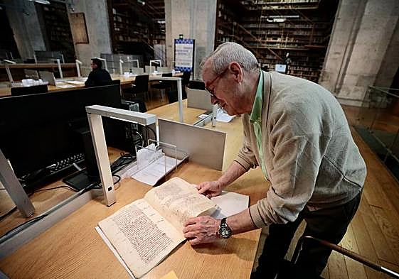 Víctor Arenzana revista varios documentos estudiados para el libro 'Colección diplomática Hospital Santa María de Esgueva y Cofradía de Todos los Santos'.