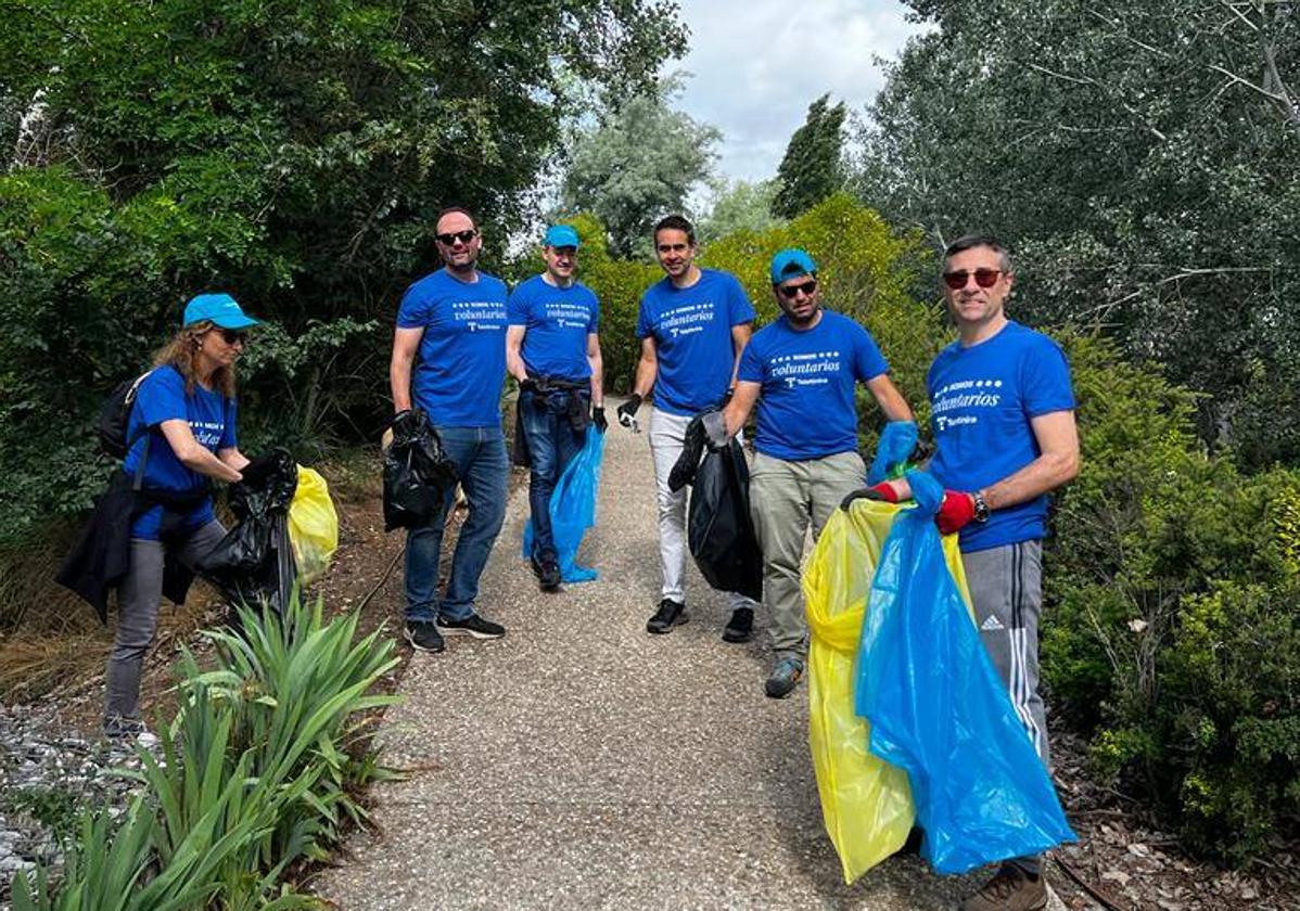 Voluntarios en el parque del Socayo, en la localidad vallisoletana de Arroyo.