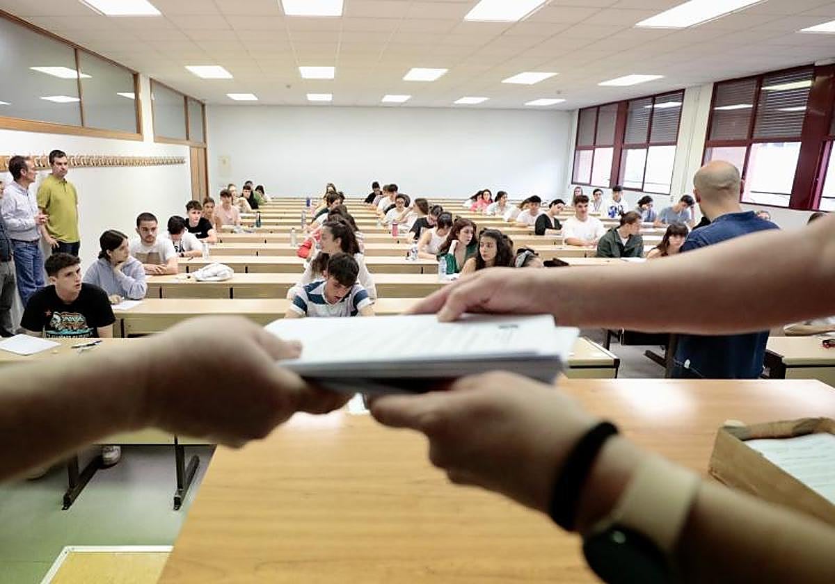 Una de la aulas donde se ha desarolla la Ebau en Valladolid.