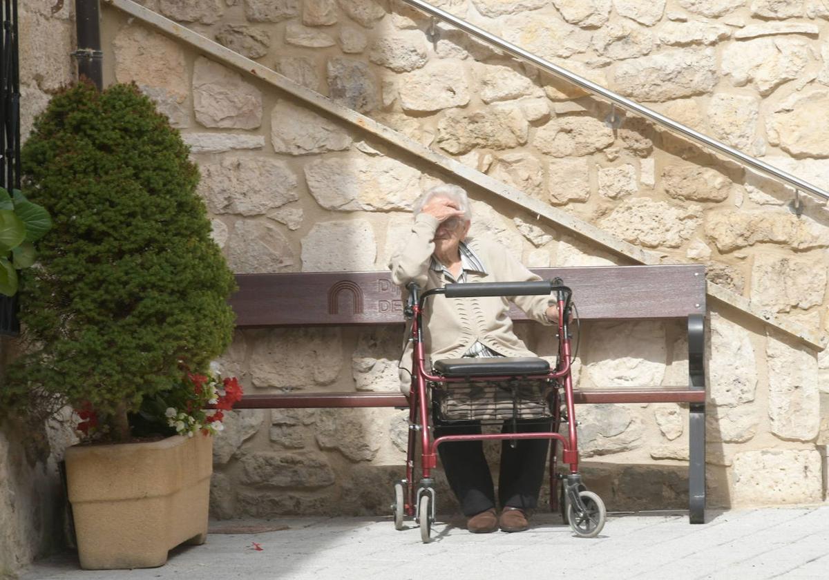 Una mujer descansa en la localidad palentina de Antigüedad.