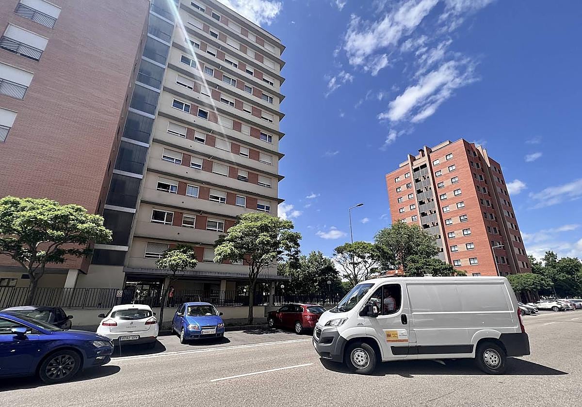 Un furgón funerario retira el cuerpo del lugar del suceso.