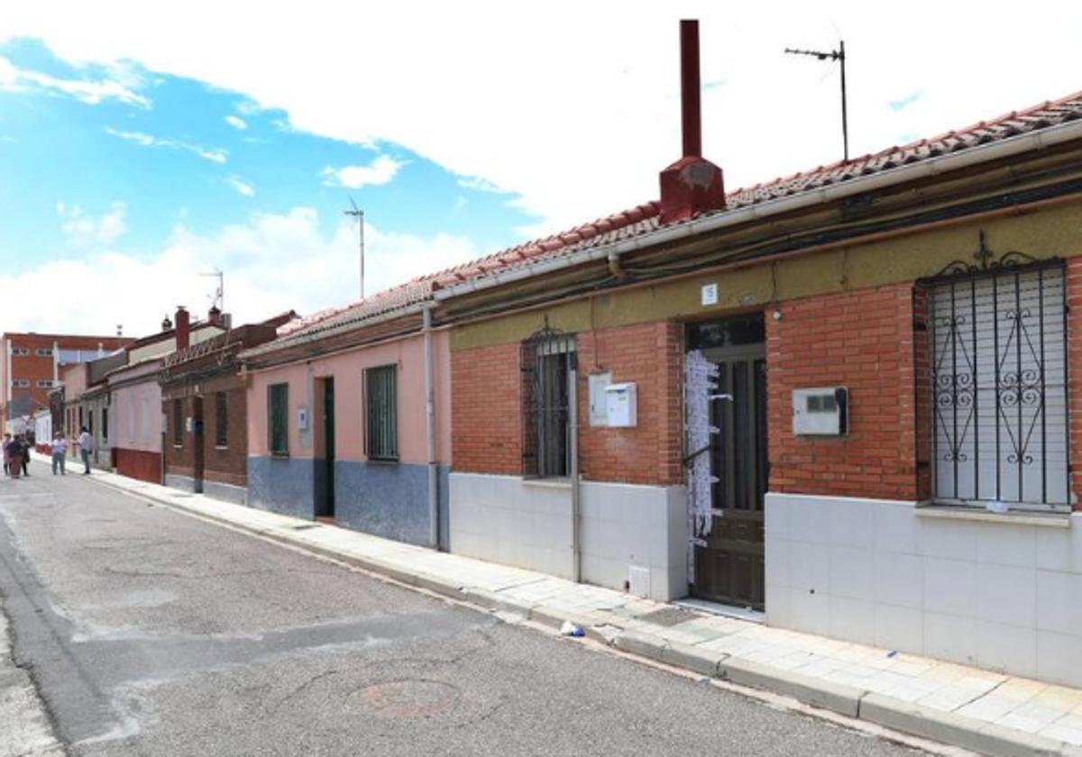 Exterior de la vivienda, precintada por la Policía Nacional.