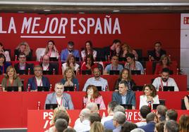 Los socialistas, preparados para el Comité Federal. En la segunda fila, de izquierda a derecha, Pilar Alegría y Javier Izquierdo, al que Ferraz impone como número 1 al Senado por Valladolid.