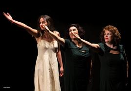 Tres de las actrices de 'Zapatos color luna' en una de las escenas de la obra.