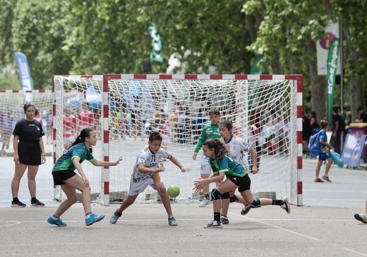 Imagen principal - 1. Disputa de balón entre jugadores del Club Deportivo Hand Vall y del Club Balonmano Viaña. 2. Los jugadores de La Salle y de Viaña se saludan. 3. Un jugador del Recoletas lanza a portería.