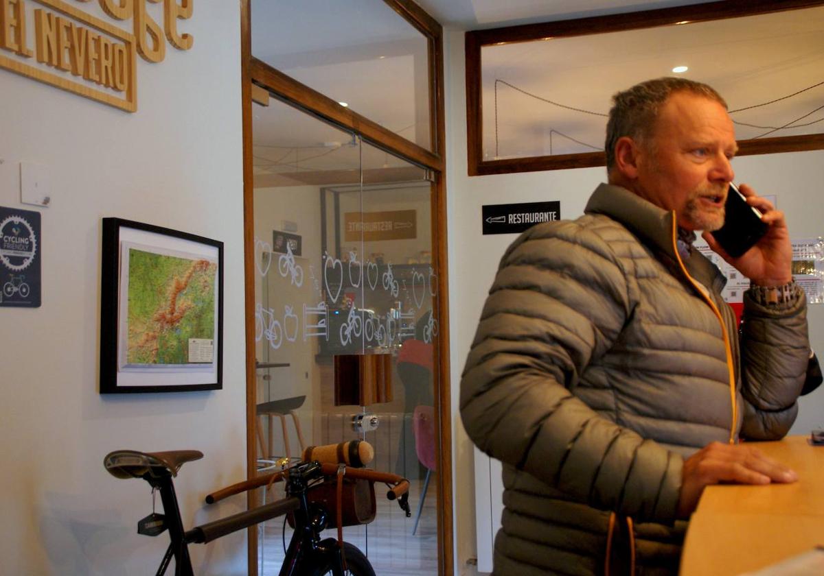 Antonio de la Rosa, en la puerta de su hotel, el CicloLodge.