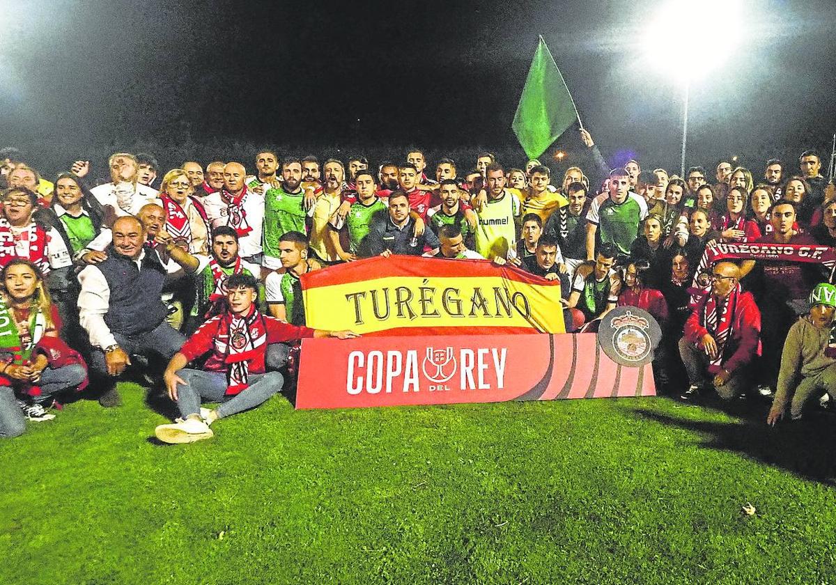 Jugadores y afición tras el partido de Copa del Rey disputado en Cantabria en 2022.