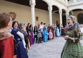 Cristina Hilenia, como Margarita de Austria, en un momento de la ruta teatralizada.