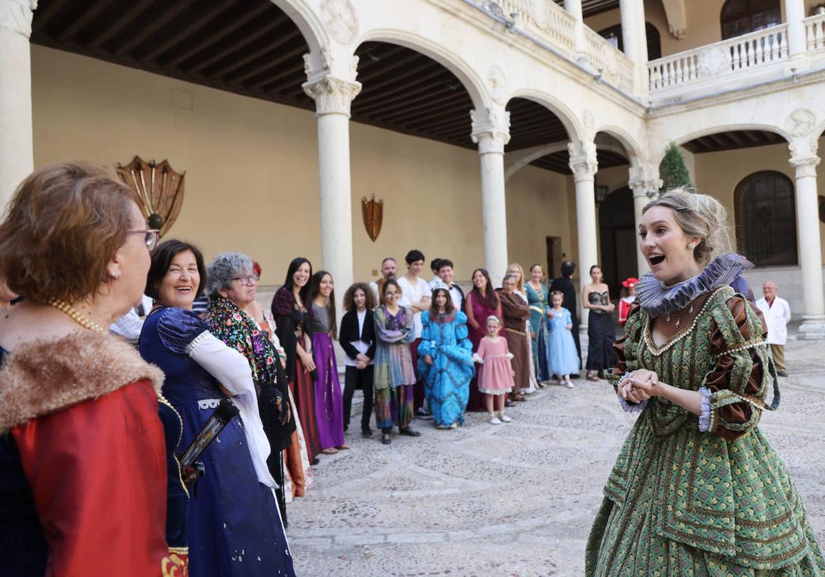 Cristina Hilenia, como Margarita de Austria, en un momento de la ruta teatralizada.